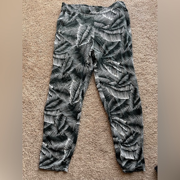 GAP Pants - GAP Tropical Print Flowy Cropped Lightweight Pant Black White XS